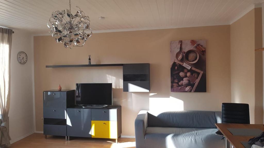 sala de estar con sofá y TV en Paradies en Aquisgrán
