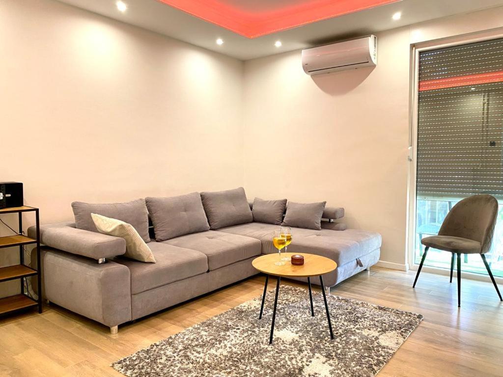 sala de estar con sofá y mesa en New Modern Apartment Meggie - CENTAR, en Osijek