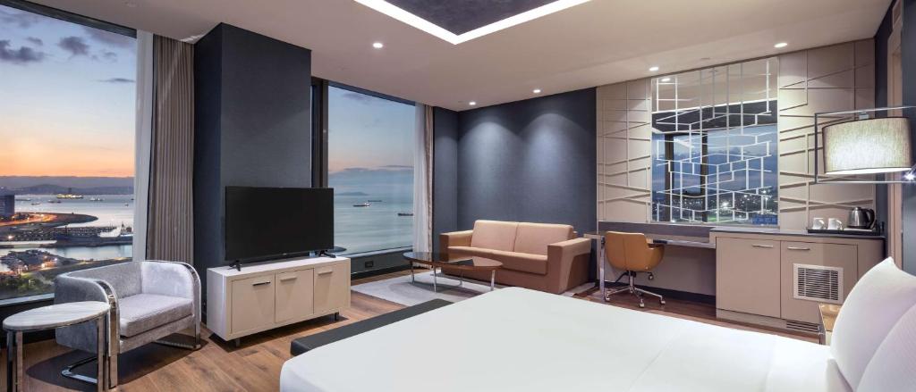 TV a/nebo společenská místnost v ubytování Hilton Istanbul Bakirkoy
