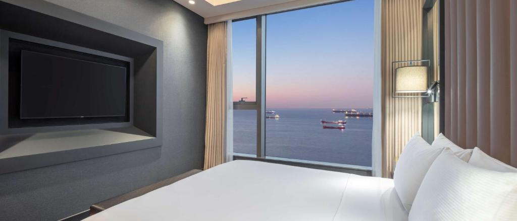 Postel nebo postele na pokoji v ubytování Hilton Istanbul Bakirkoy