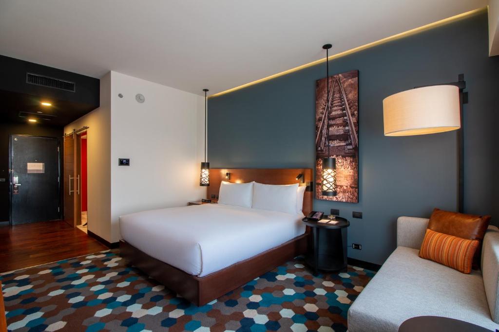 Postel nebo postele na pokoji v ubytování Doubletree By Hilton Celaya