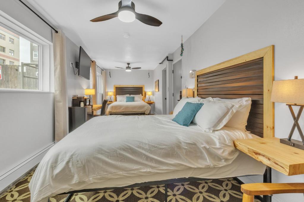 1 dormitorio con 1 cama grande y cabecero de madera en Highliner Hotel- King Suite #111 Hotel Room en Anchorage