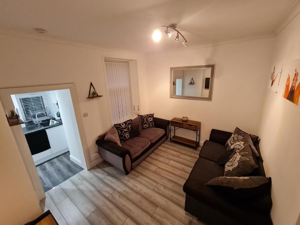 een woonkamer met een bank en een tafel bij City Centre Apartment in Aberdeen