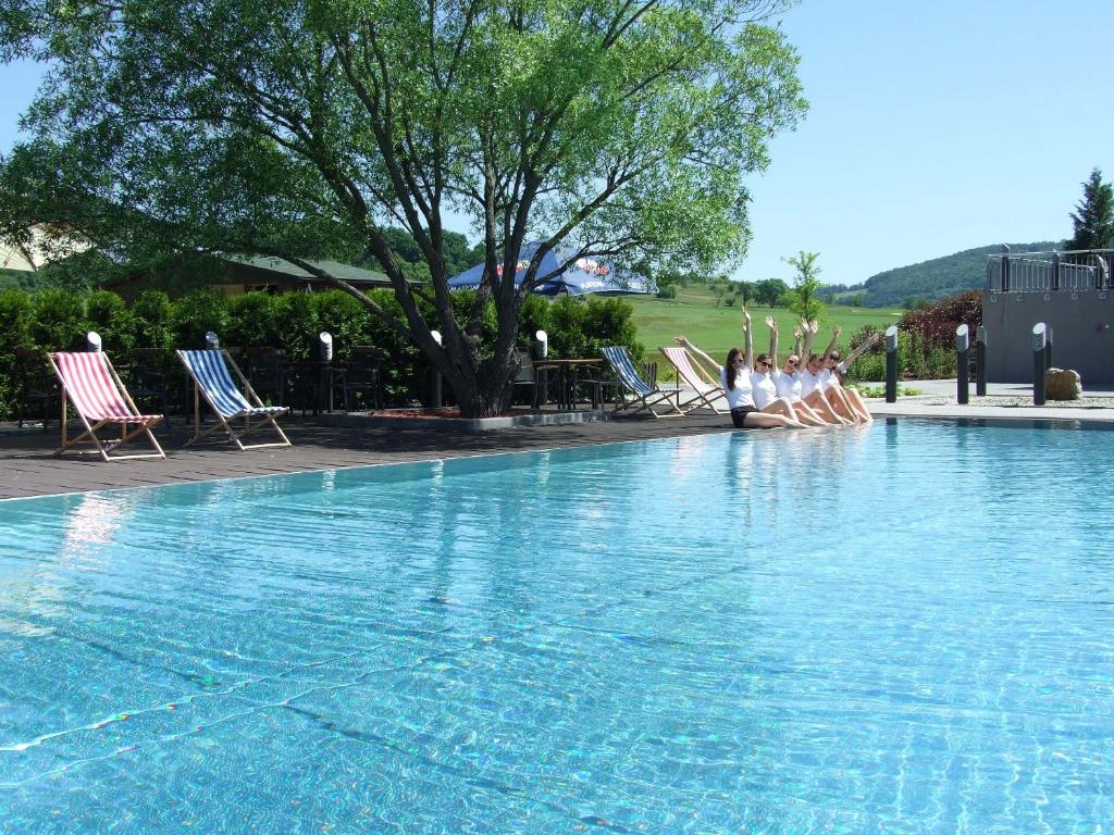 Bazén v ubytování Hotel Beroun Golf Club nebo v jeho okolí