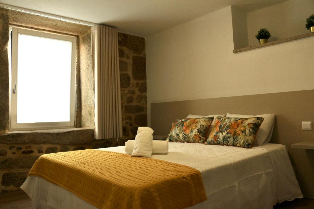 En eller flere senge i et værelse på Plátanos & River Apartments