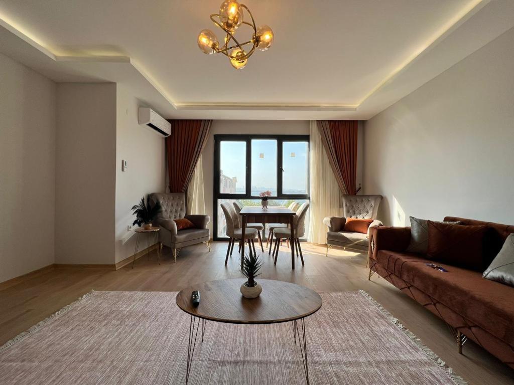 een woonkamer met een bank en een tafel bij Lake & sea view 2 bedrooms apartments in Istanbul