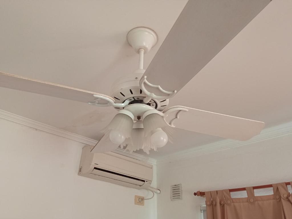 a white ceiling fan in a living room at MRU Colón aparts in Colón