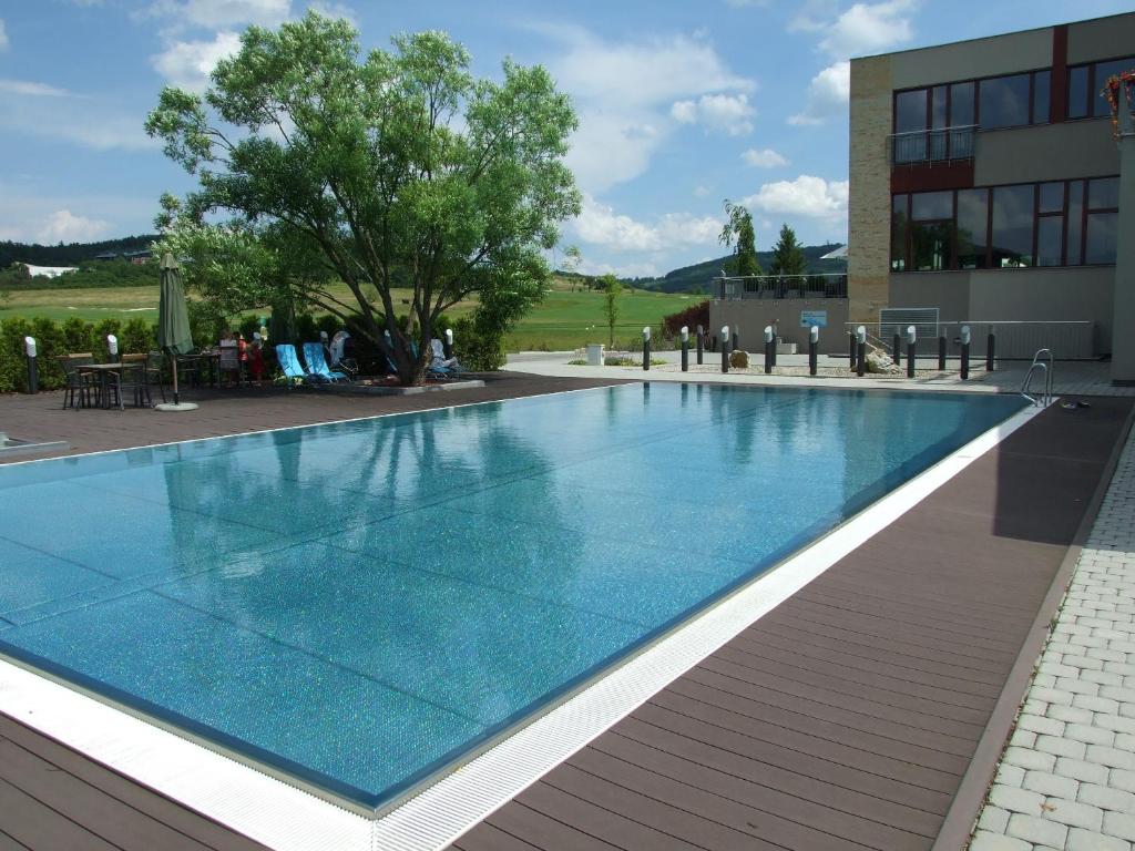 Bazén v ubytování Hotel Beroun Golf Club nebo v jeho okolí