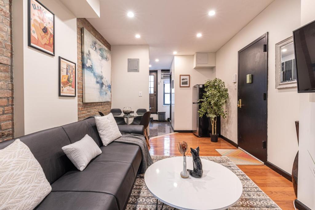 رزرو هتل، 1BR در Midtown East! | 09197245266