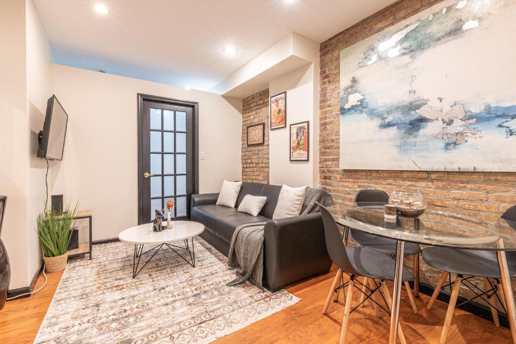 رزرو هتل، 1BR در Midtown East! | 09197245266