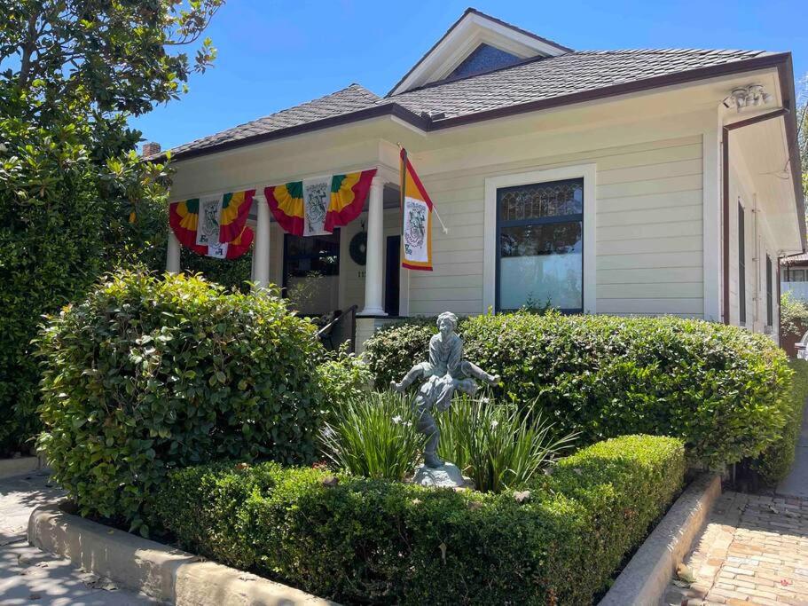 een standbeeld voor een huis met vlaggen bij Upscale Downtown Home Walk to Beach shops Bars 2 in Santa Barbara