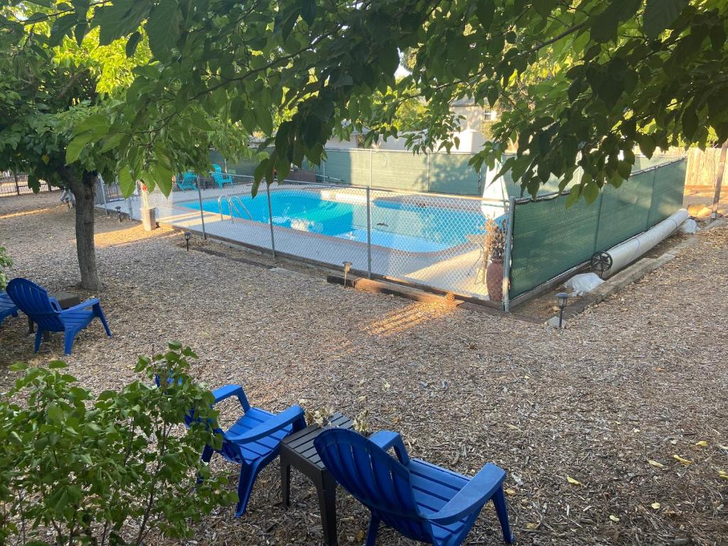 Bazén v ubytování Clearlake Cabins nebo v jeho okolí