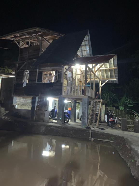 une maison avec une piscine d'eau en face de celle-ci dans l'établissement Lavin Soka Homestay, 