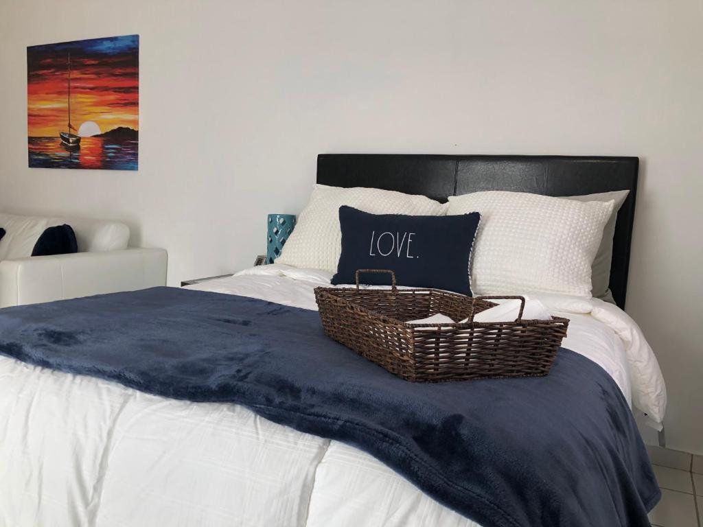 Tempat tidur dalam kamar di Blu Lime Apartments