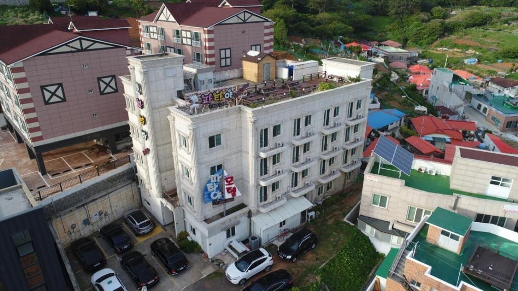 uma vista aérea de um edifício branco numa cidade em Pataya Motel em Geoje