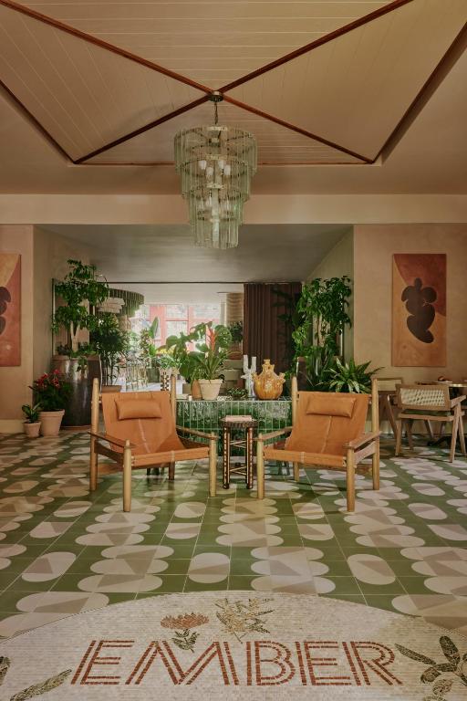 Ember Locke Kensington - Resim 15