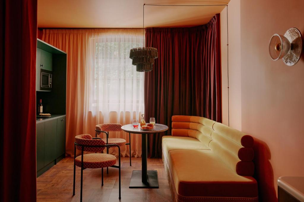 Ember Locke Kensington - Resim 11