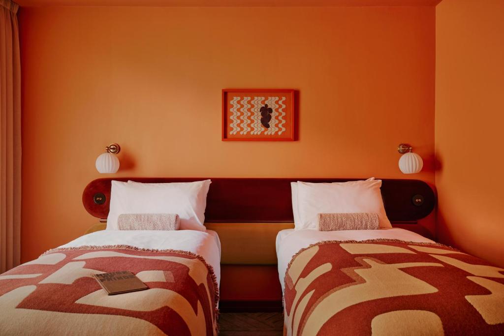 Ember Locke Kensington - Resim 13