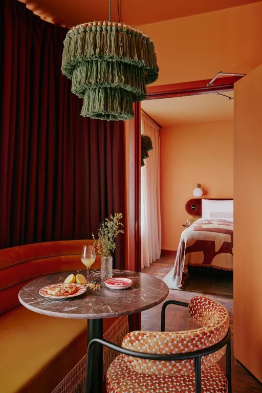 Ember Locke Kensington - Resim 14