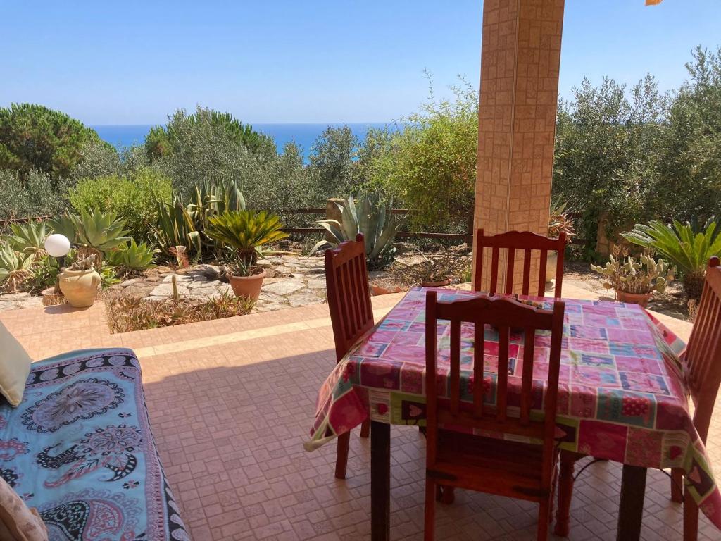 - une table et des chaises sur une terrasse avec vue dans l'établissement Villa Greta a Sciacca 3 camere da letto, 6 posti letto, à Sciacca