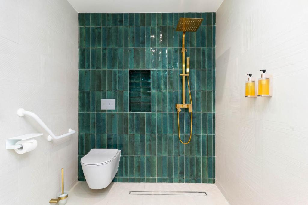 Ein Badezimmer in der Unterkunft Cook's Bay Hotel & Suites