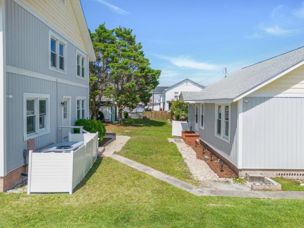 eine Reihe von Häusern in einem Hof in der Unterkunft Beachy Keen, North Myrtle Beach beach single-family house, 150 feet to ocean! Pets welcome! in Myrtle Beach