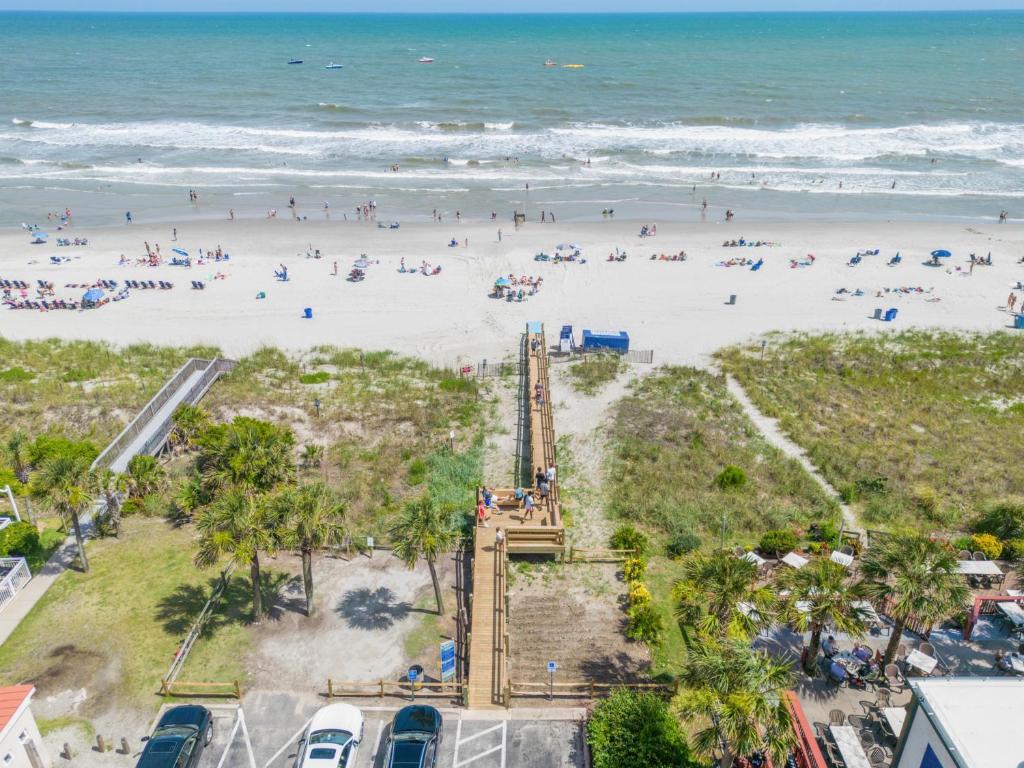 eine Luftansicht eines Strandes mit Menschen darauf in der Unterkunft Beachy Keen, North Myrtle Beach beach single-family house, 150 feet to ocean! Pets welcome! in Myrtle Beach