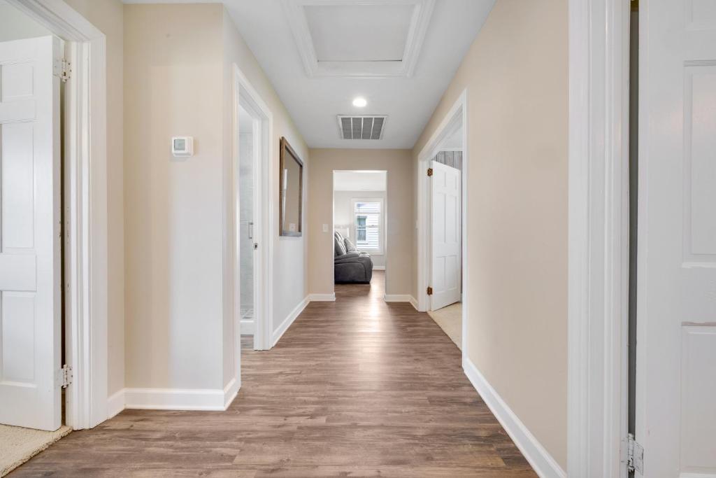 einen Flur eines Hauses mit weißen Wänden und Holzböden in der Unterkunft Beachy Keen, North Myrtle Beach beach single-family house, 150 feet to ocean! Pets welcome! in Myrtle Beach