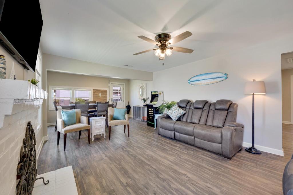 Ein Sitzbereich in der Unterkunft Beachy Keen, North Myrtle Beach beach single-family house, 150 feet to ocean! Pets welcome!