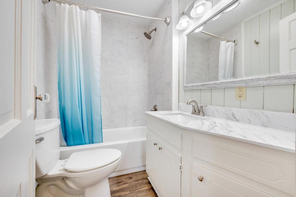Ein Badezimmer in der Unterkunft Beachy Keen, North Myrtle Beach beach single-family house, 150 feet to ocean! Pets welcome!