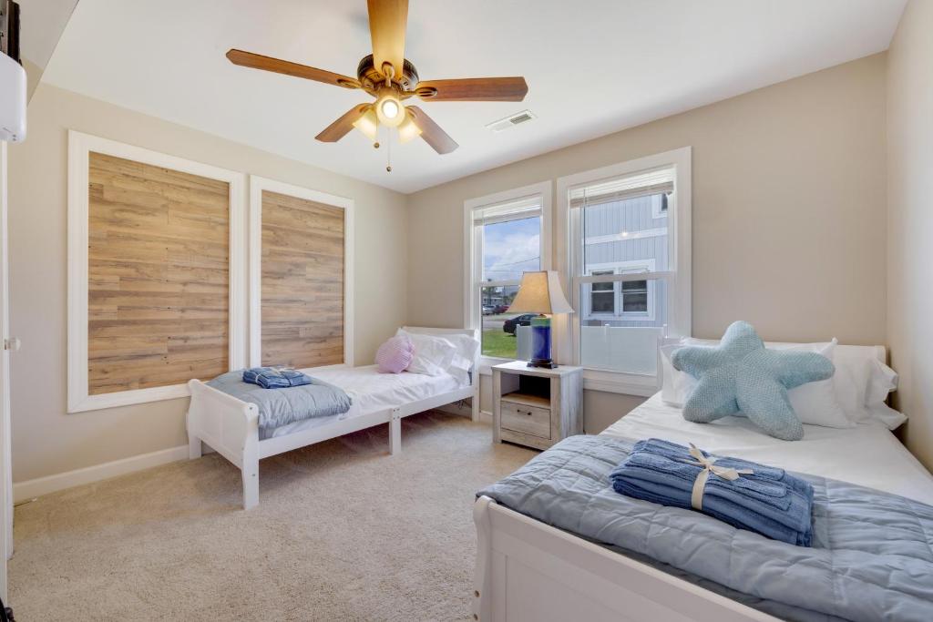 Ein Bett oder Betten in einem Zimmer der Unterkunft Beachy Keen, North Myrtle Beach beach single-family house, 150 feet to ocean! Pets welcome!