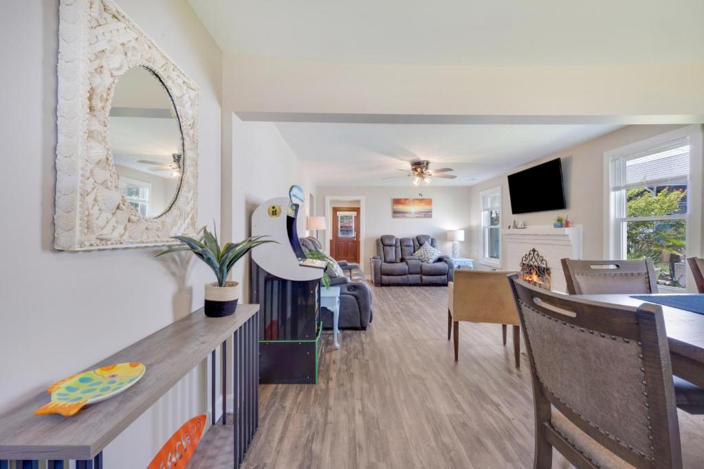 TV&#47;Unterhaltungsangebot in der Unterkunft Beachy Keen, North Myrtle Beach beach single-family house, 150 feet to ocean! Pets welcome!