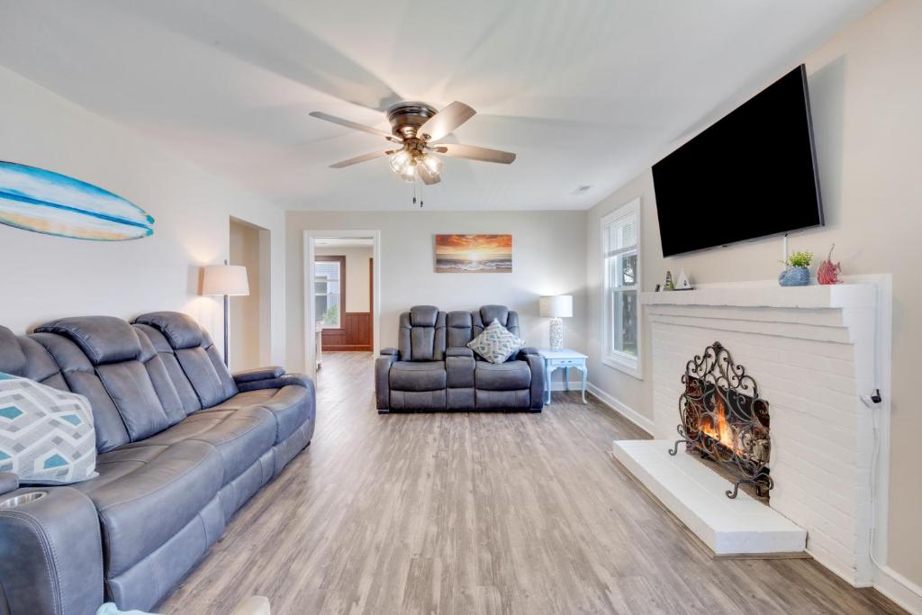 TV&#47;Unterhaltungsangebot in der Unterkunft Beachy Keen, North Myrtle Beach beach single-family house, 150 feet to ocean! Pets welcome!