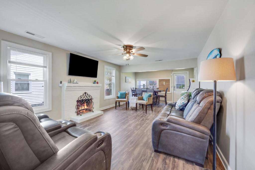 sala de estar con 2 sofás y chimenea en Beachy Keen, North Myrtle Beach beach single-family house, 150 feet to ocean! Pets welcome! en Myrtle Beach