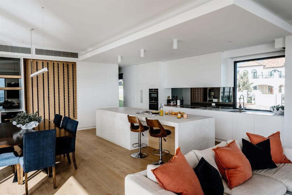 Gambar di galeri bagi Bayview Luxe Entertainer Pool & World Class View di Mount Martha