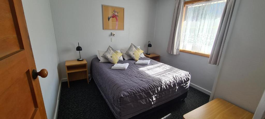 Postel nebo postele na pokoji v ubytování Forest Peak Motel