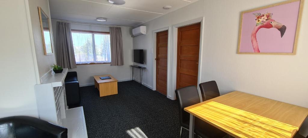 TV a/nebo společenská místnost v ubytování Forest Peak Motel