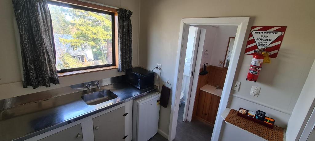 Kuchyň nebo kuchyňský kout v ubytování Forest Peak Motel