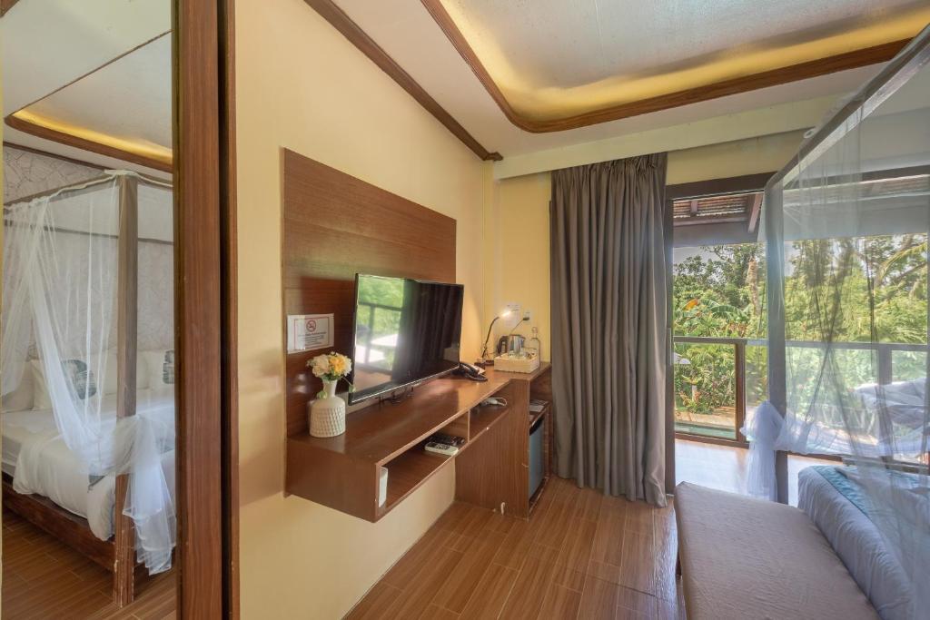 TV a/nebo společenská místnost v ubytování The Hillside Resort Siargao