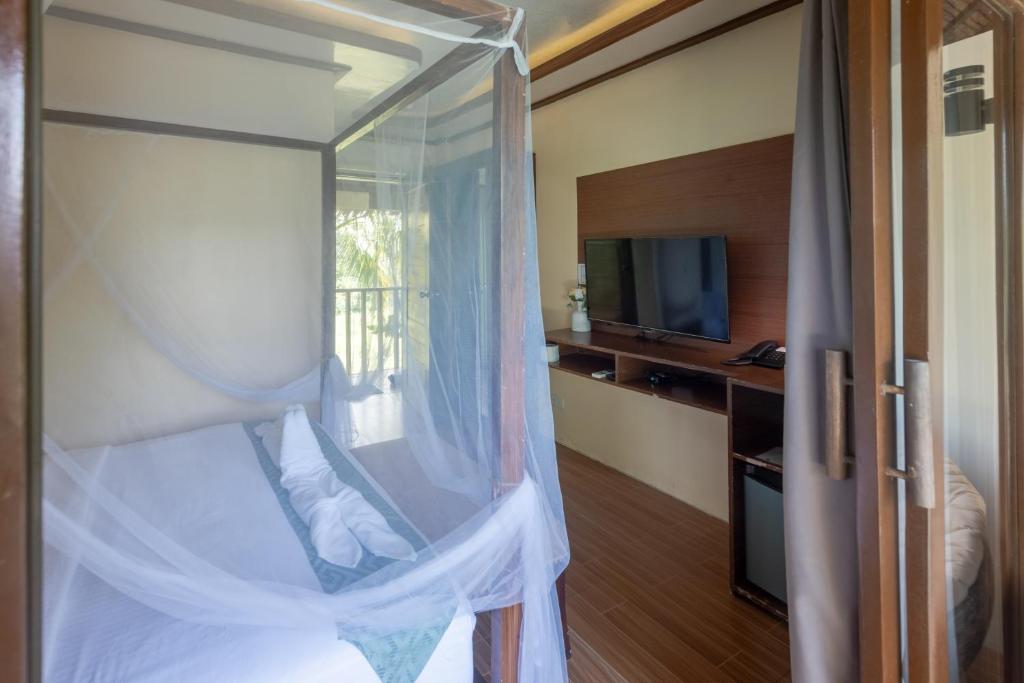 TV a/nebo společenská místnost v ubytování The Hillside Resort Siargao