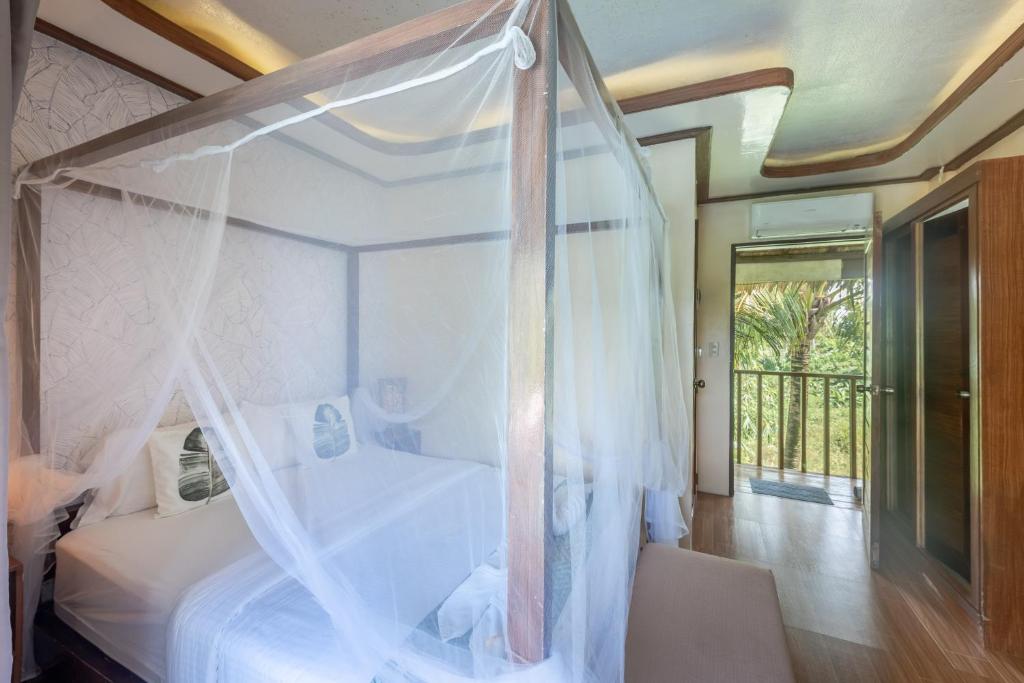 Postel nebo postele na pokoji v ubytování The Hillside Resort Siargao