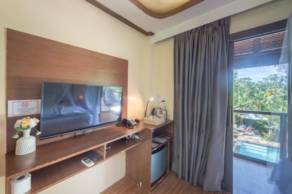 Bazén v ubytování The Hillside Resort Siargao nebo v jeho okolí