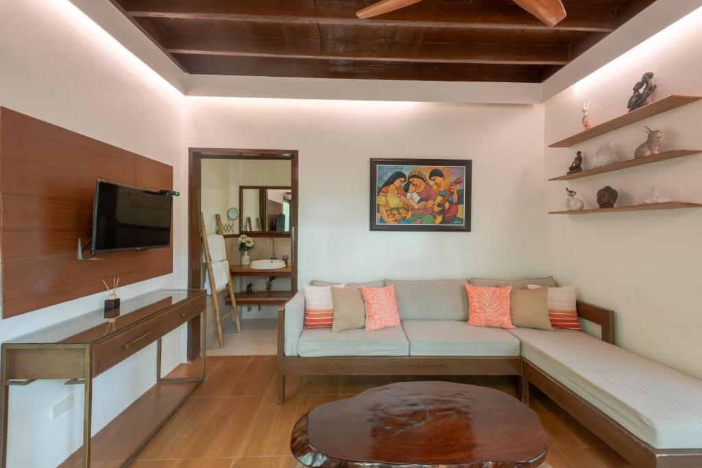 TV a/nebo společenská místnost v ubytování The Hillside Resort Siargao