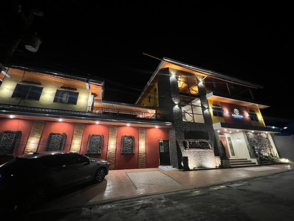 un edificio con un coche aparcado delante de él por la noche en Casa Ferta en Pansol