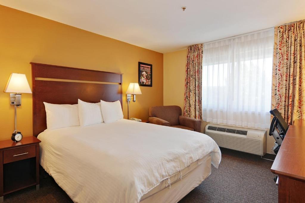Postel nebo postele na pokoji v ubytování Georgetown Inn Seattle