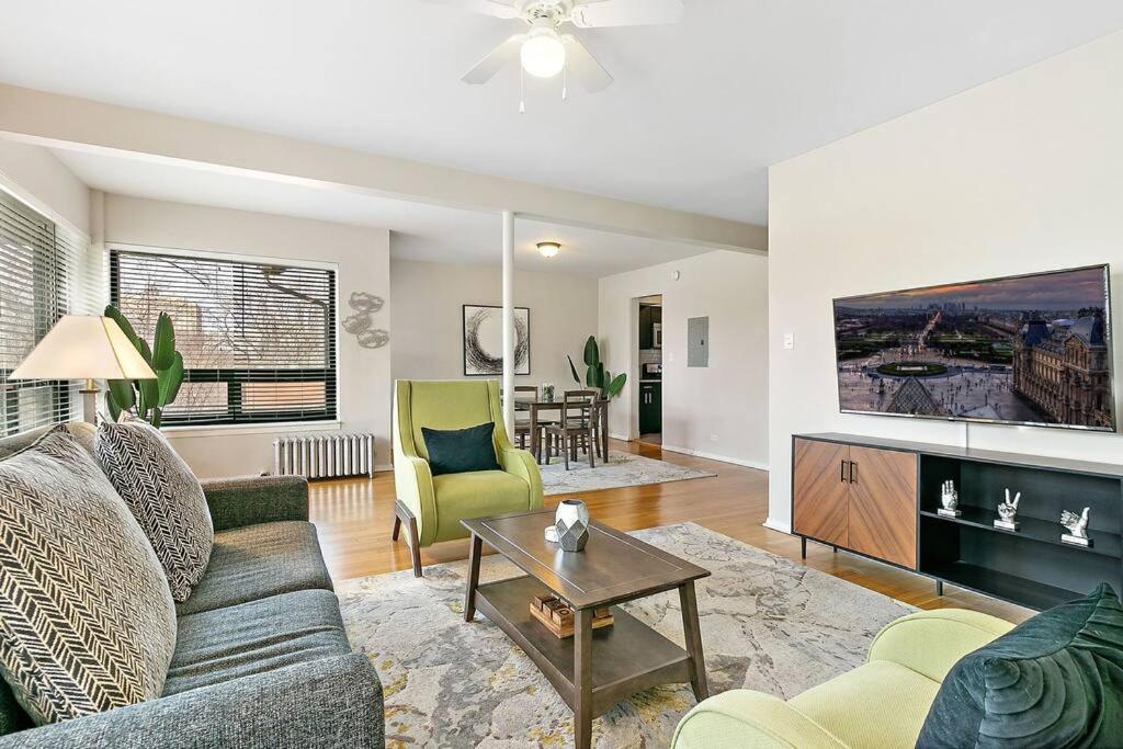 ein Wohnzimmer mit einem Sofa und einem Tisch in der Unterkunft Beautiful 1BR Brick Home in Historic Hyde Park in Chicago