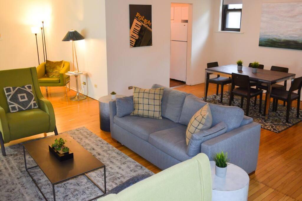 ein Wohnzimmer mit einem Sofa und einem Tisch in der Unterkunft Stunning 3BR Chicago Apt close to Shopping Center in Chicago