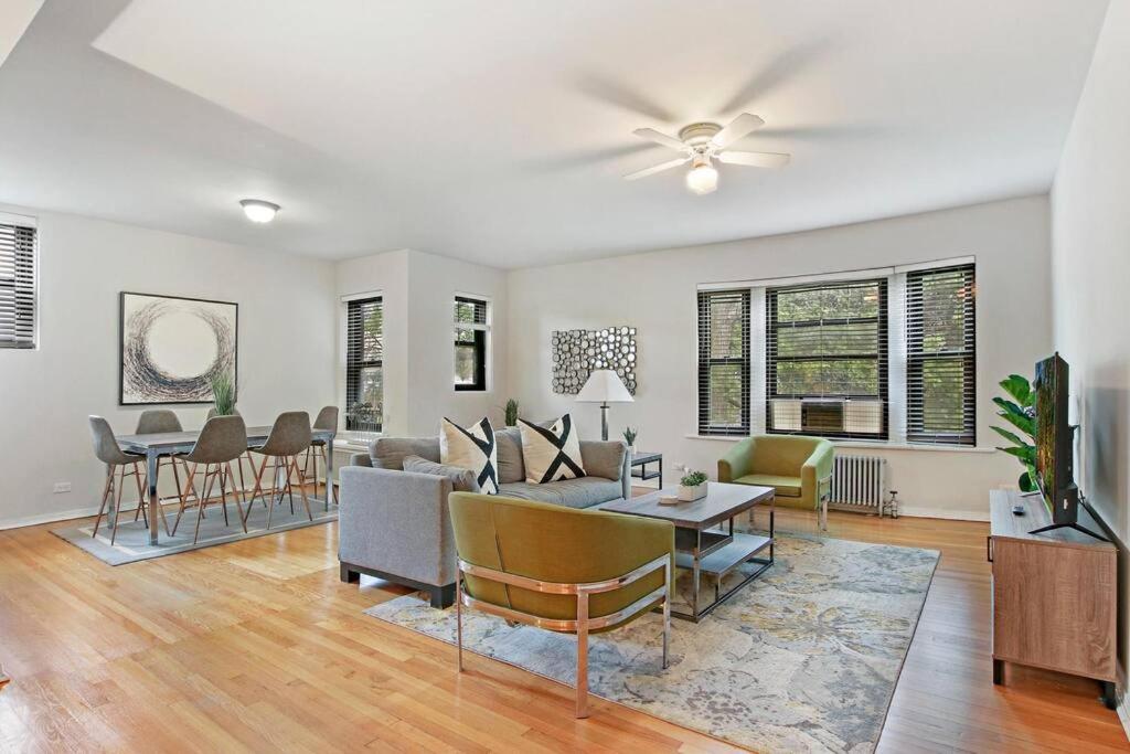 uma sala de estar com um sofá e uma mesa em Charming 3BR Chicago Apt in Prime Location em Chicago
