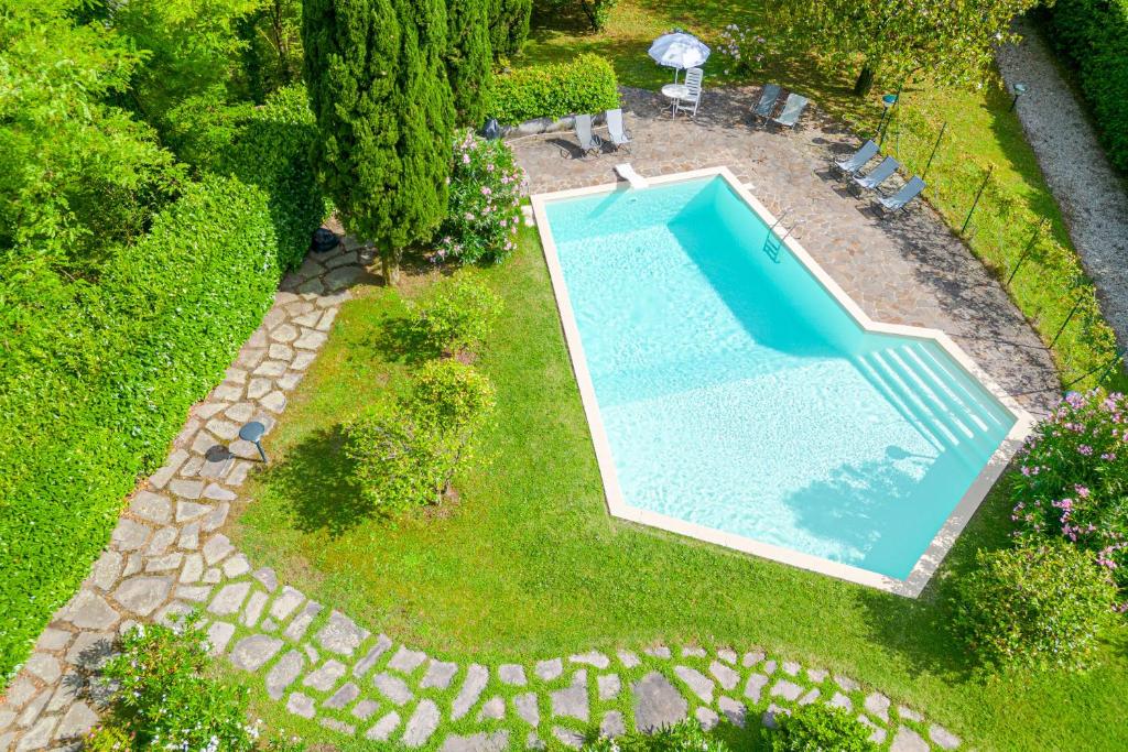 an overhead view of a swimming pool in a yard at Villa Colle in Ossuccio