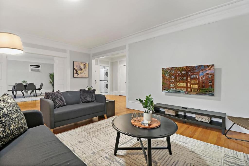 sala de estar con sofá y mesa en Spacious 4BR APT in Historic Hyde Park near Beach en Chicago